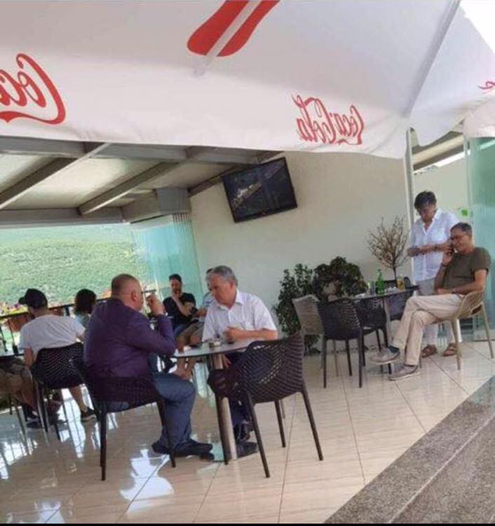 Safet Gjici me Komisarin Zef Laska, takim në kafe gjatë fushatës zgjedhore