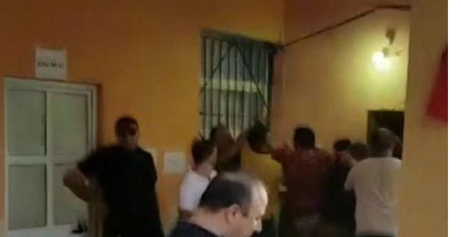 Sherr para qendrave të votimit në Skrapar, dy persona në konflikt me njëri-tjetrin