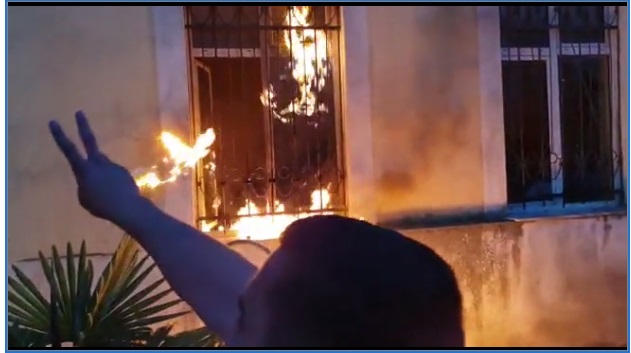VIDEO/ Tensione në Shkodër, flakë në klasën që ka materiale zgjedhore
