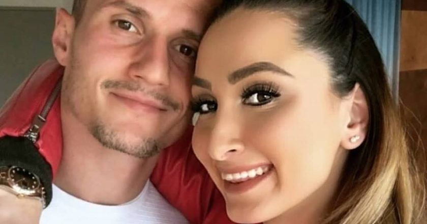 FOTO/Do shkriheni së qeshuri! Ja si futbollisti shqiptar i propozon të dashurës