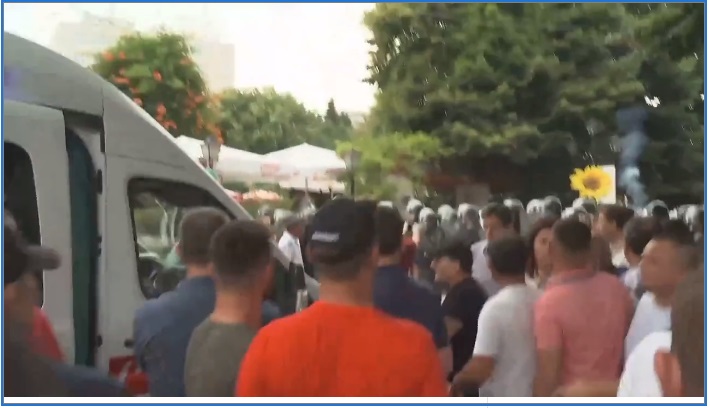 VIDEO/ Ja momenti ku policia nuk lejon kalimin e ambulancës me tre të lënduar