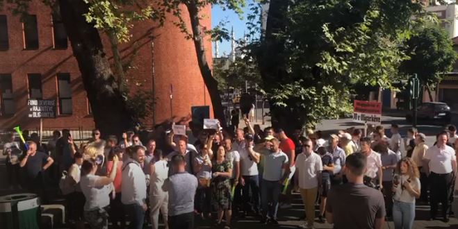 Protestë në një tjetër qendër votimi në kryeqytet, qytetarët kundër votimeve moniste