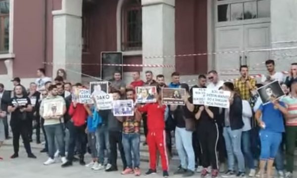 VIDEO/ Dako në përgjime për shit-blerje votash, të rinjtë sulmojnë me vezë bashkinë