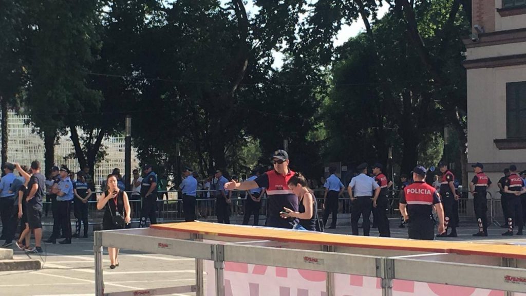 FOTO/ Policia rrethon teatrin , largon me dhunë aktorët dhe gazetarët