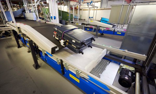 VIDEO/Dy vjeçari ngec në transportuesin e bagazheve në aeroport