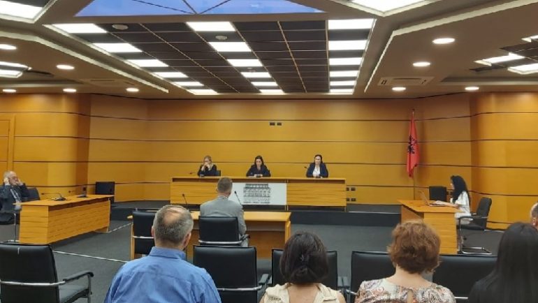 Ndodh për herë të parë! Vetingu kthen prokurorin dhe njeherë në bankat e shkollës