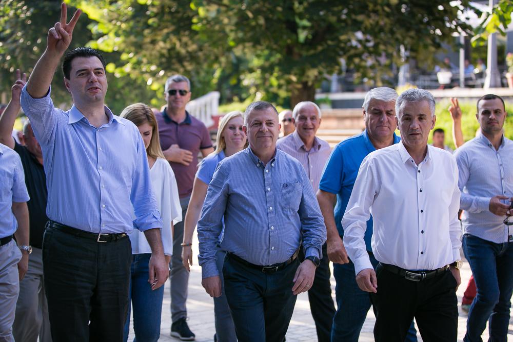 FOTO/”Kjo qeveri bandë i është vërsulur buxhetit të shtetit”, Basha flet për projektin e Edi Ramës