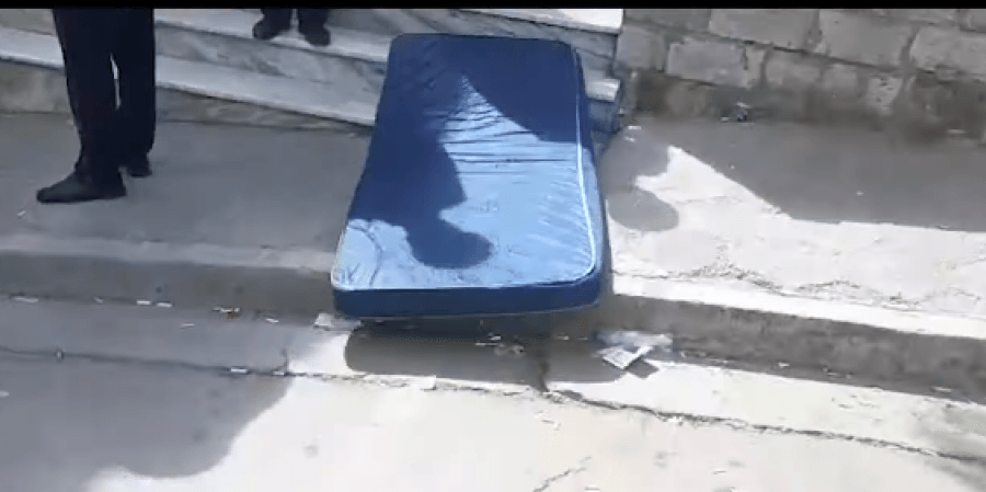 Protestuesit i vendosin nje dyshek te porta e bashkise, Edmond Duros se Devollit