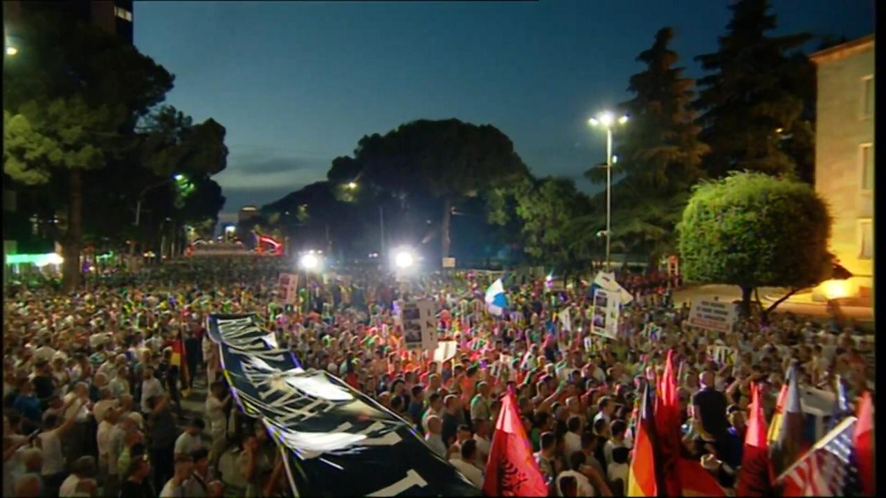 FOTO/ LIVE NGA PROTESTA E PD