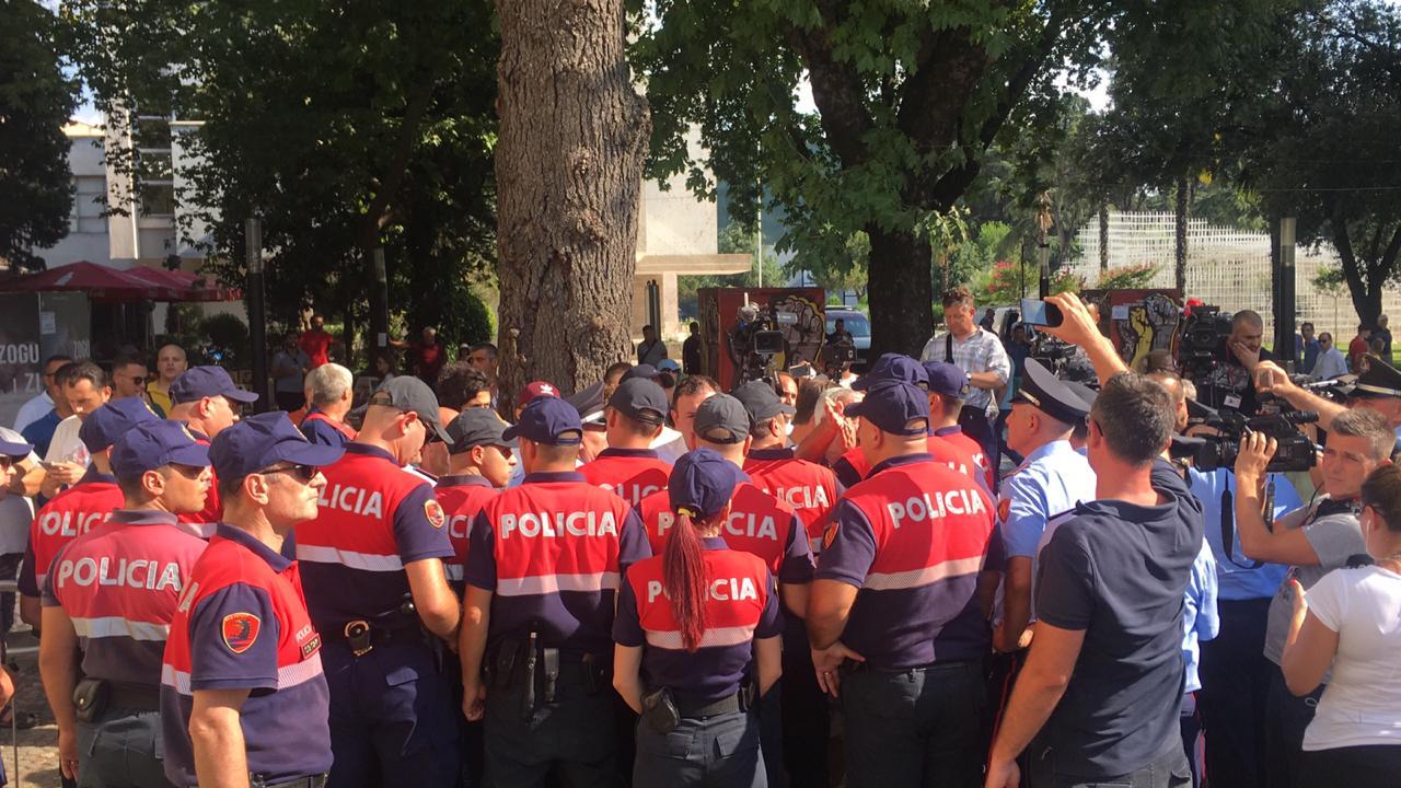 Policia rrethon teatrin dhe nuk lejon qytetarët dhe përfaqësuesit e opozitës t’i afrohen Teatrit Kombëtar