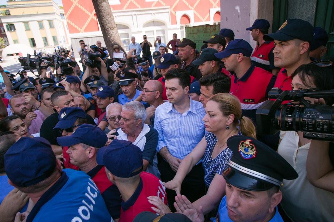 FOTO/Artistët lihen në terr brenda godinës, rezistenca e tyre vazhdon