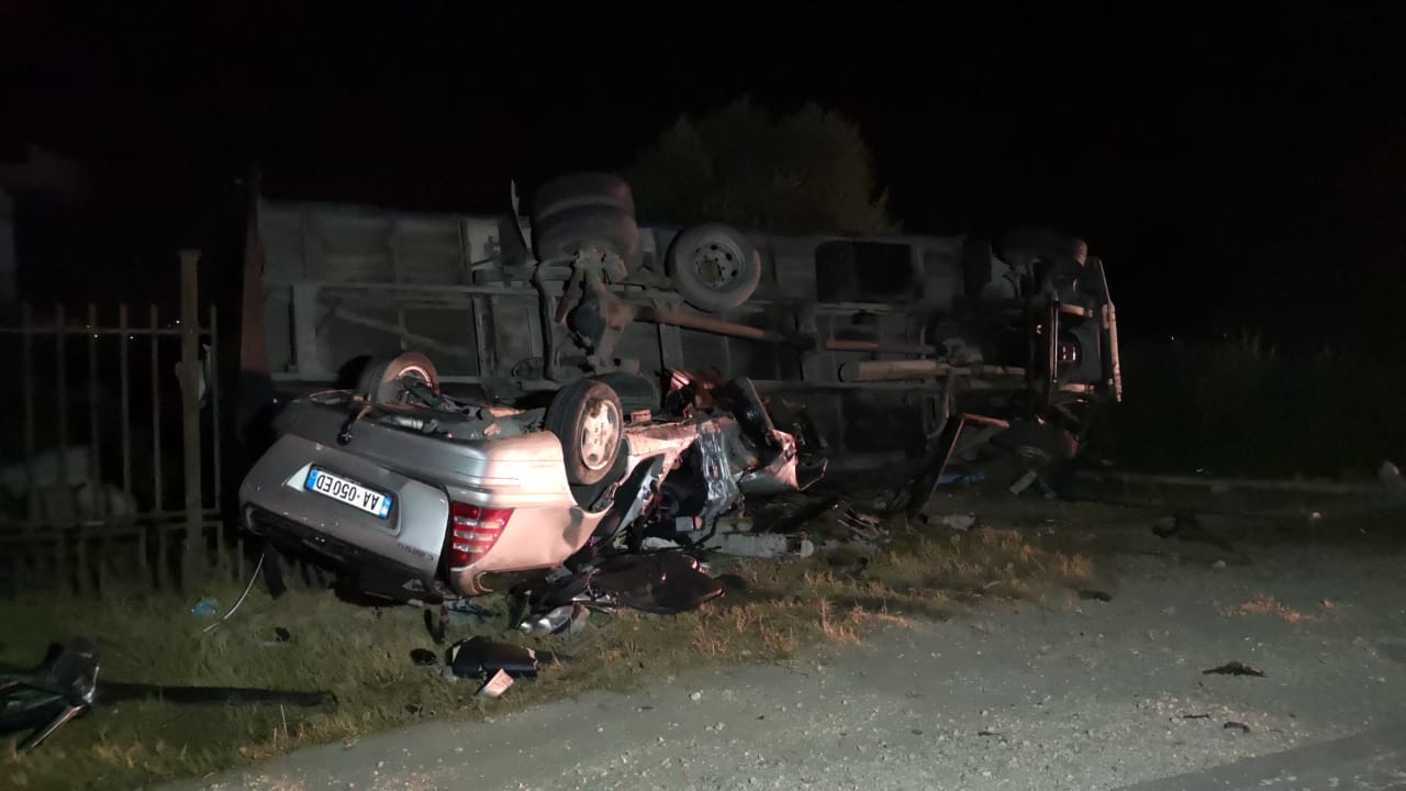 FOTO/Pamje të frikshme nga aksidenti në Lushnjë, Benz-i merr para kamionin