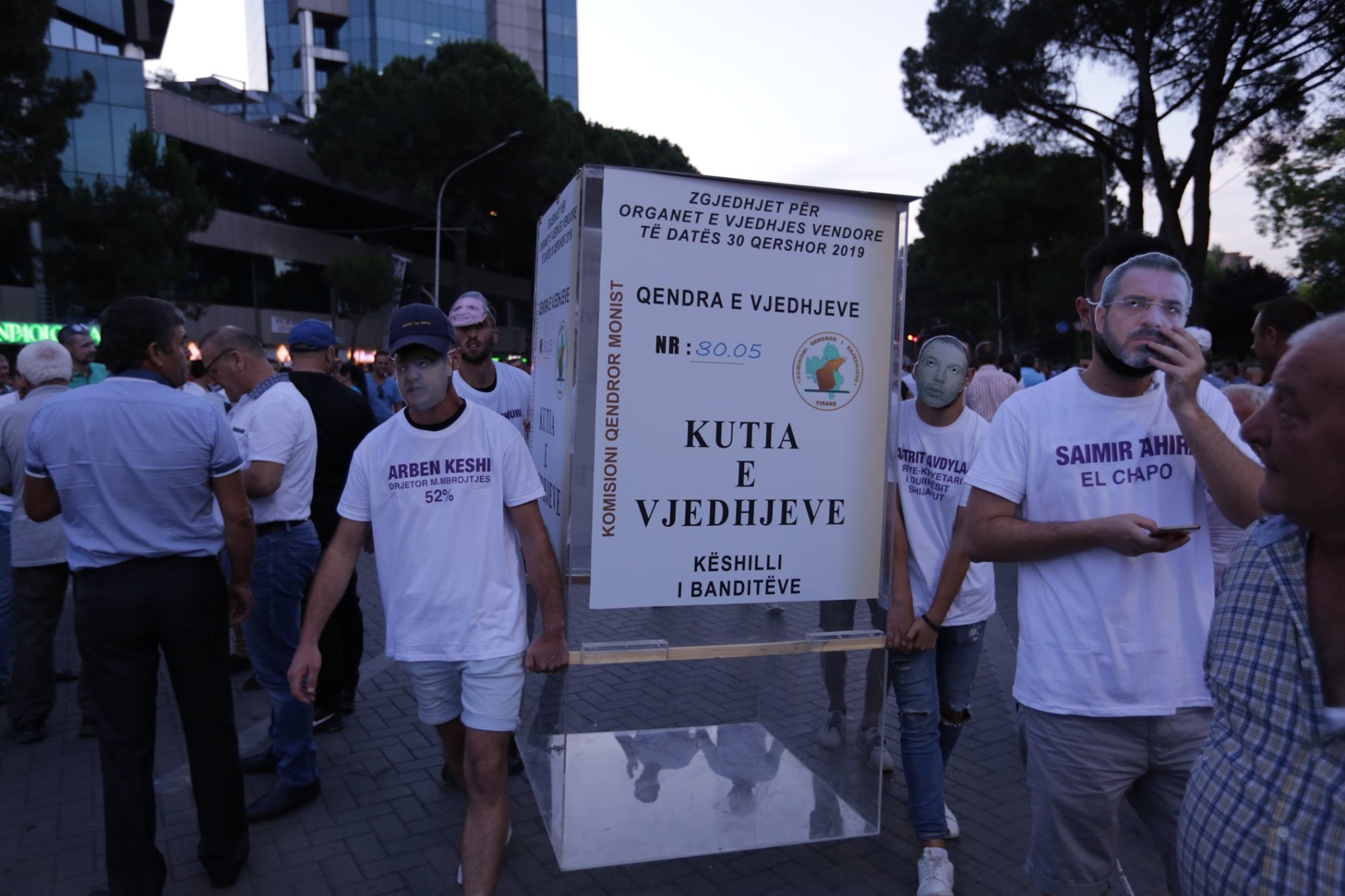 FOTO/Basha mesazh të prerë pas protestës: Ja kush është prioriteti dhe detyra jonë