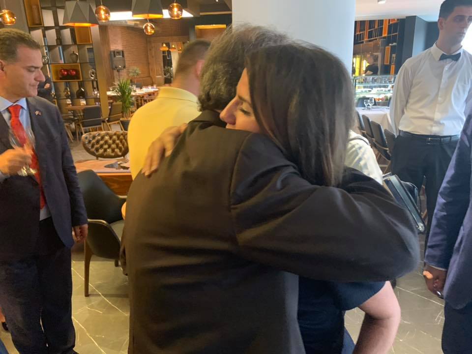 U masakrua nga ndjekësit me komente, Rudina “gjen ngushëllim” tek kongresmeni: Faleminderit