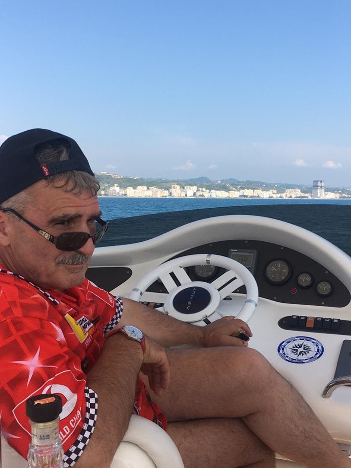 FOTO/Kujtim Gjuzi tregon pamjet me jaht: Lundrim pune në brigjet e Durrësit