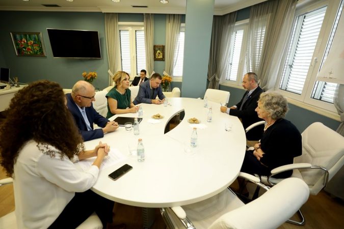 Dorëzoi dosjet me shkeljet në 30 Qershor, zbardhen detajet nga takimi i Kryemadhit me Gloverin