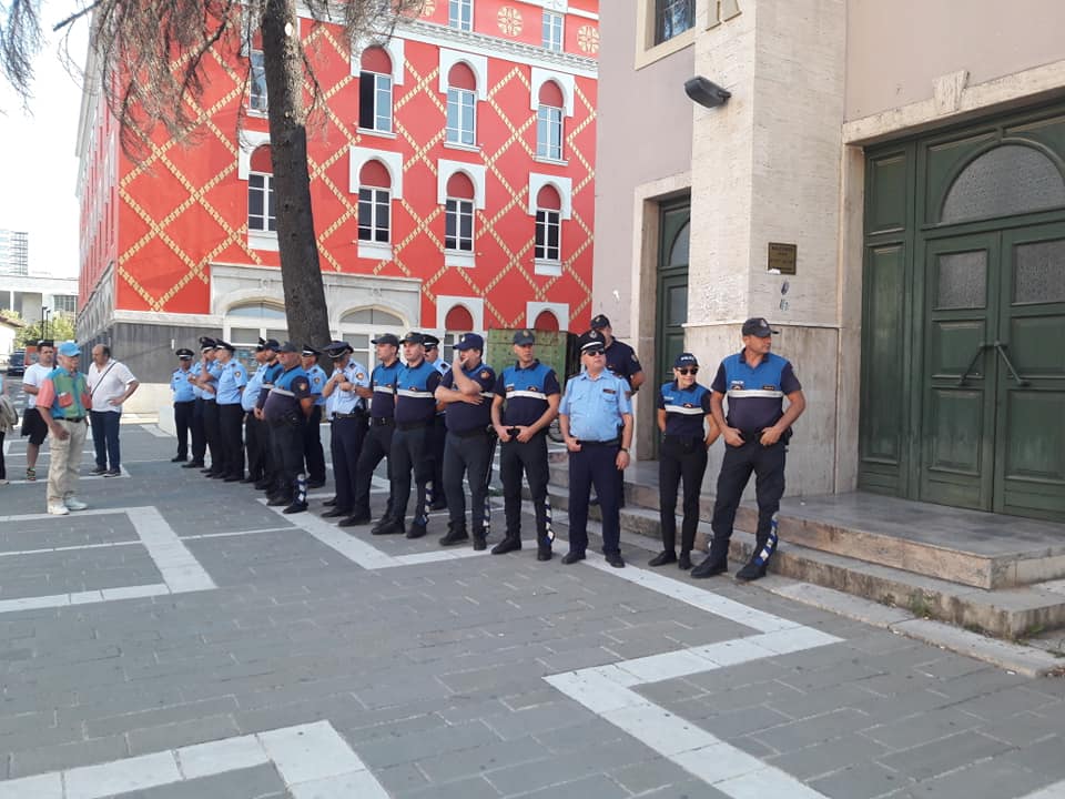 VIDEO-LIVE/Policia rrethon Teatrin Kombëtar