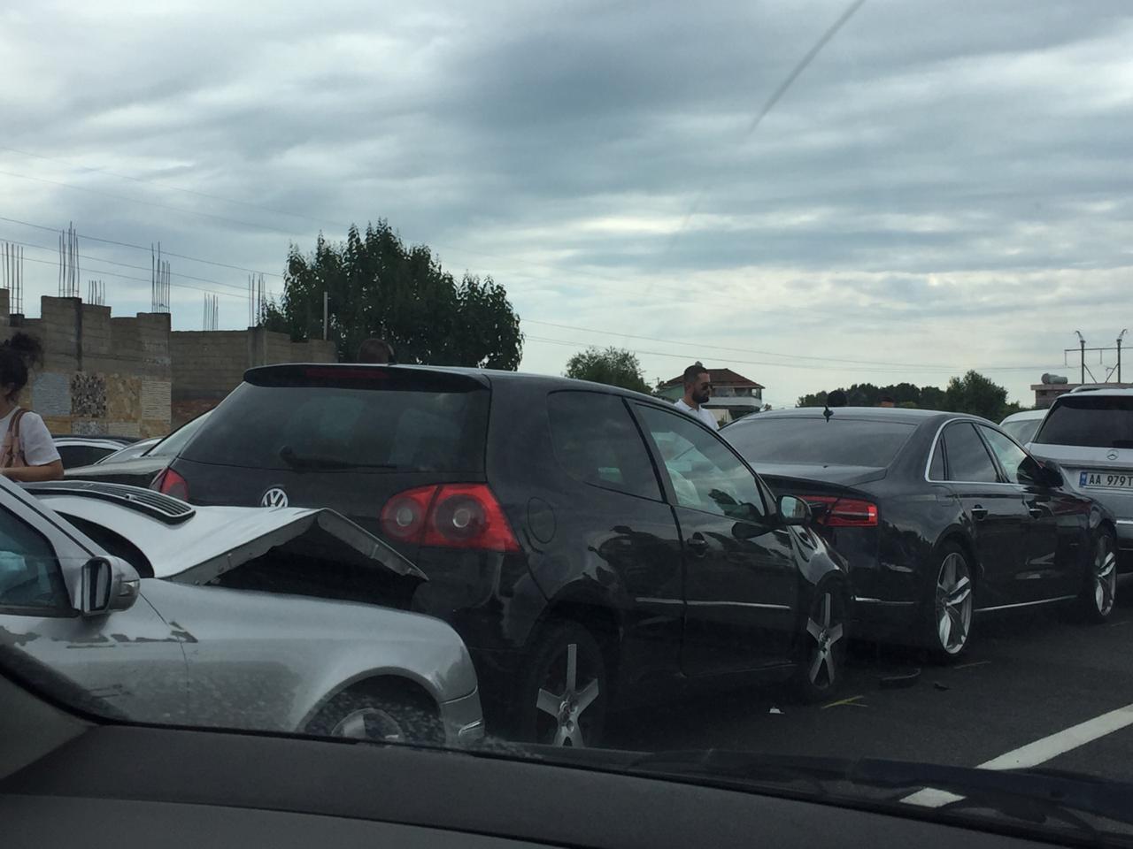 4 makina luksoze perplasen ne autostraden Tirane- Durres