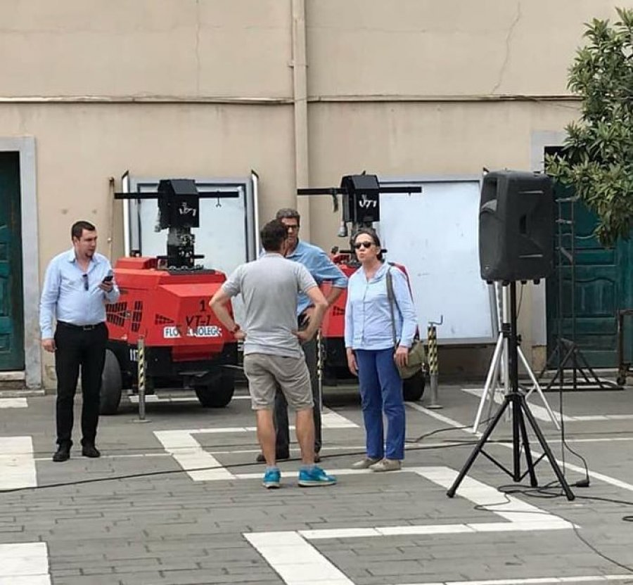 Ambasadorja franceze, vizite e papritur te teatri kombetar