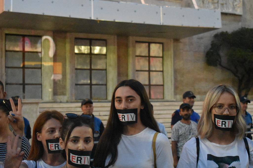 Protesta, te rinjte lidhin gojen me ERTV e Rames
