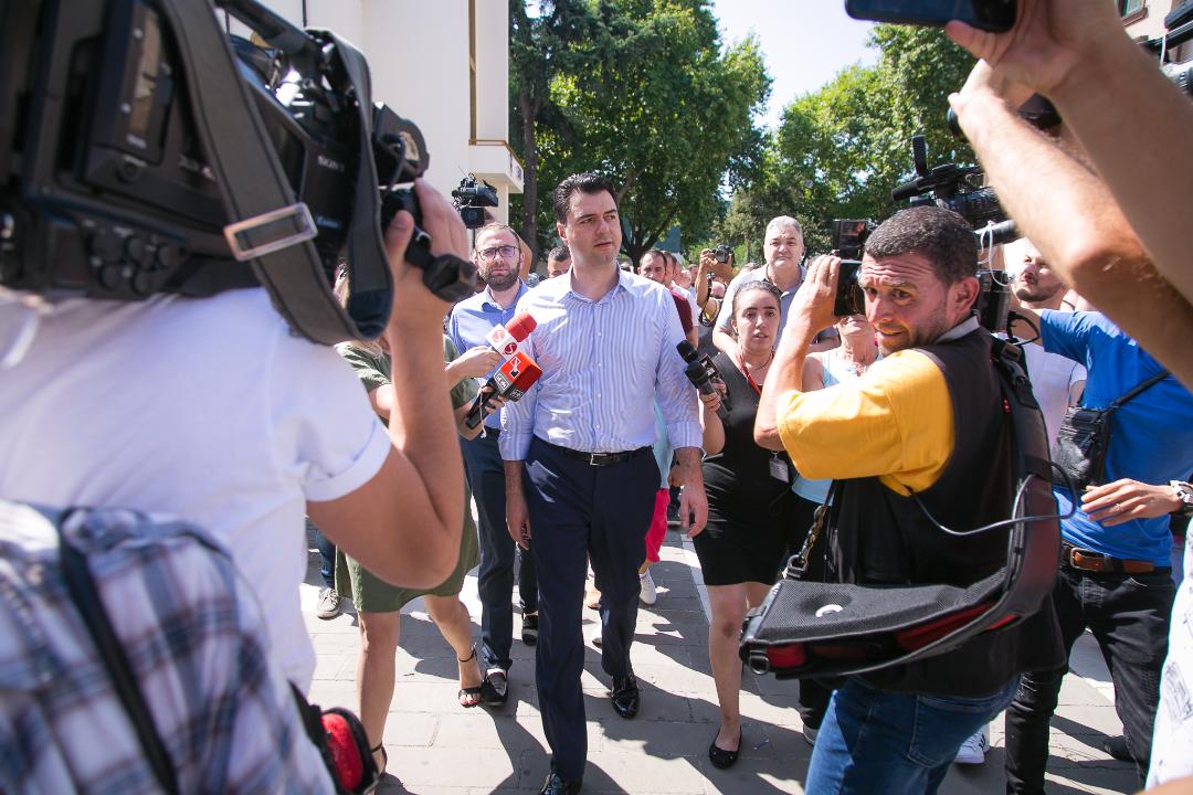 FOTO/Artistët lihen në terr brenda godinës, rezistenca e tyre vazhdon