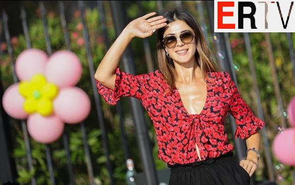 FOTO/I la të gjitha për ERTV-në, moderatorja nuk e harron “zakonin e vjetër”