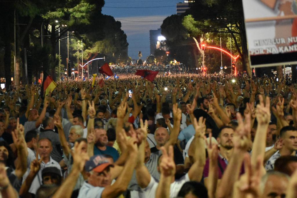 FOTO/ LIVE NGA PROTESTA E PD