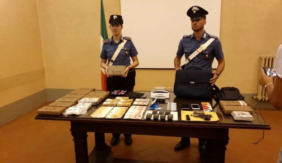 Shqiptari kapet me 2 mln euro kokainë në Firence. Arrestohet sapo po dilte nga…