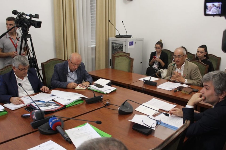 FUGA: Deputetët po shkruajnë edhe ligjet e Njutonit, edhe ekuacionet e Makswellit