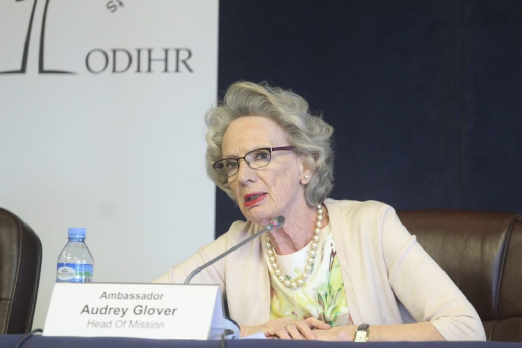 Glover takon ambasadorët e BE-së në Shqipëri