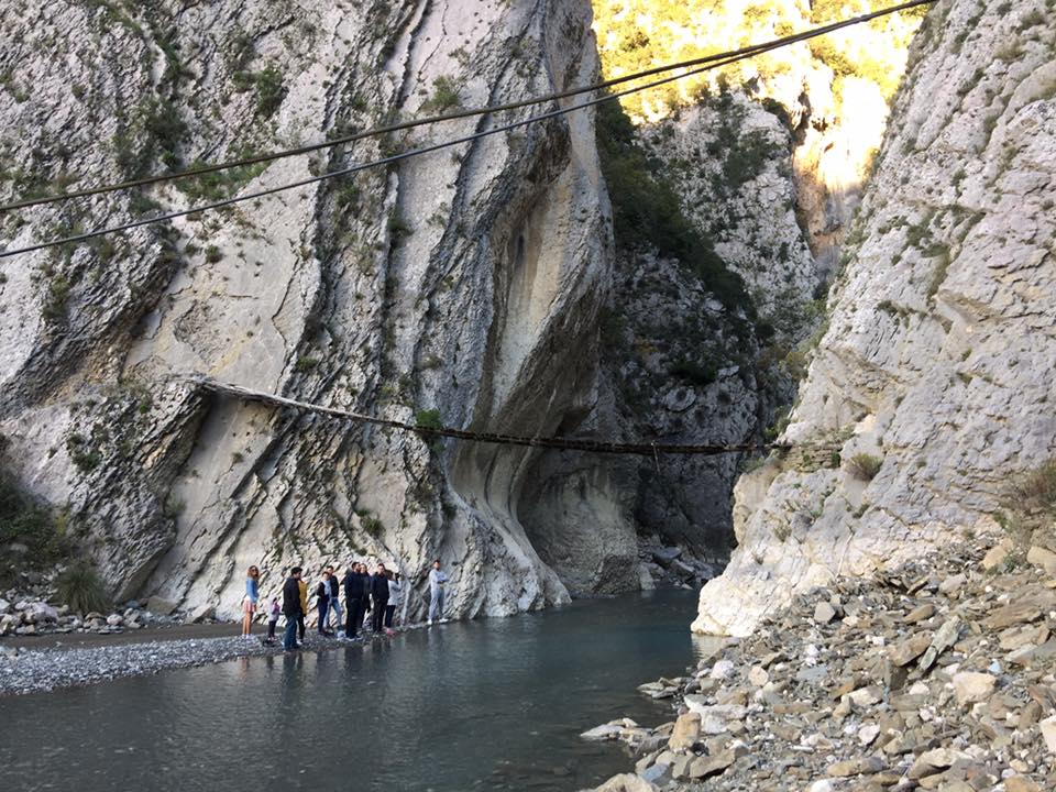 DETAJE TE REJA/Tragjedia në kanionin e Holtës,mbytet 25-vjeçarja, 2 të tjerë të zhdukur