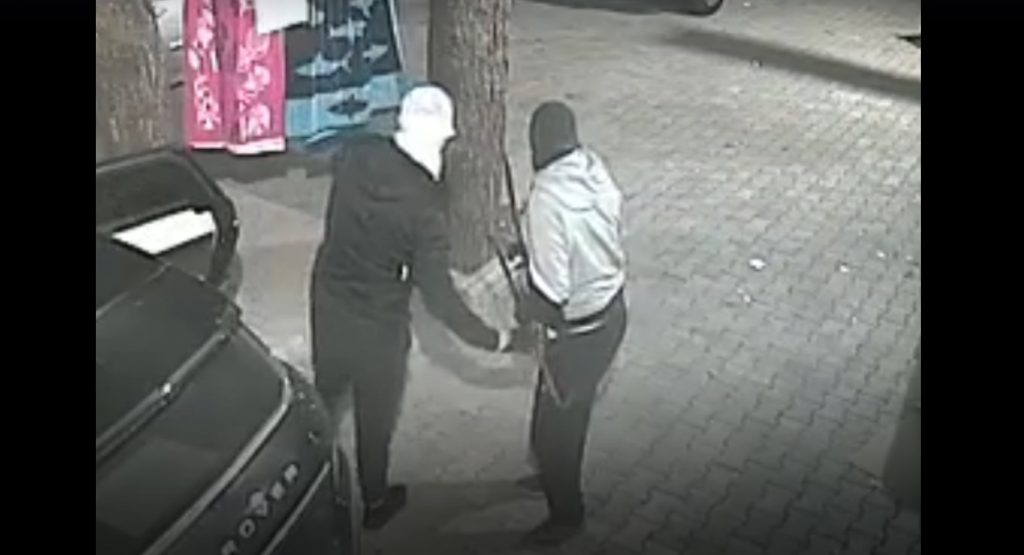VIDEO/ Me maska dhe leva, si ndodhi grabitja në Gjirin e Lalzit