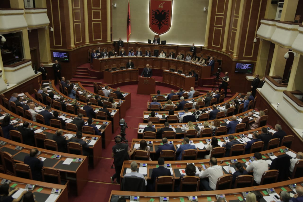 Shkarkimi i Metës, miratohet komisioni me 101 vota