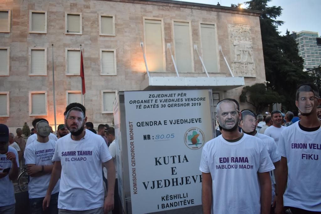 Fletët me votat “Rama ik” hidhen para kryeministrisë