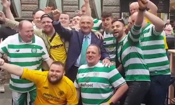 FOTO/Meta fatsjellës për skuadrën skoceze, shikoni çfarë bëjnë tifozët pas takimit në Sarajevë