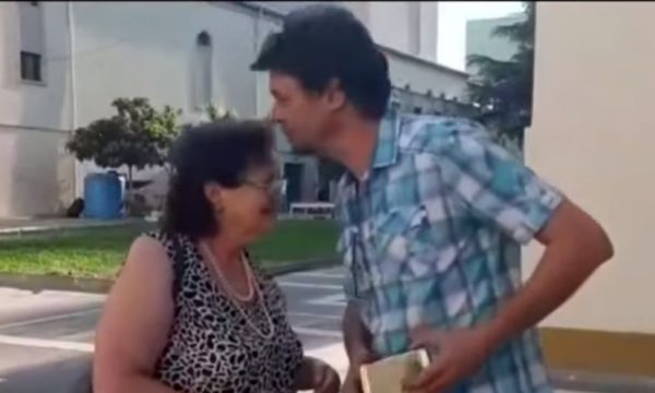 Vijon rezistenca për Teatrin Kombëtar, qytetarët u çojnë aktorëve ushqime