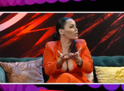 Provokoi me veshjen në koncert para fëmijëve, reagon këngëtarja: Radhës tjetër dal “cullak krejt”