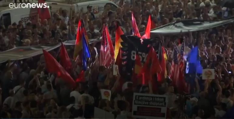 Rrjeti më i madh televiziv shkruan për Shqipërinë: Opozita i rikthehet rrugës