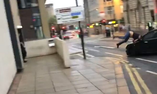 VIDEO TMERRUESE /Shoferi godet me veturë dy këmbësorë