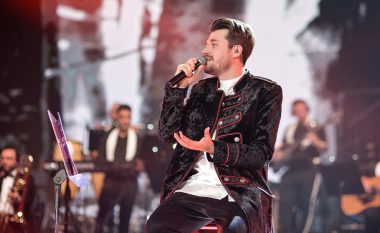 VIDEO/Sherri i përgjakshëm në mes të koncertit, Alban Skënderaj ndërpret performancën