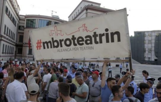 Artikulli në median e huaj: Përleshjet e dhunshme për të parandaluar shkatërrimin e Teatrit Kombëtar