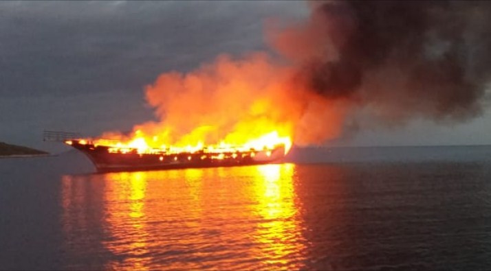 FOTO/Shkrumbohet anija turistike në Karaburun, policia detaje: Si i shpëtuan 5 marinarët zjarrit të madh