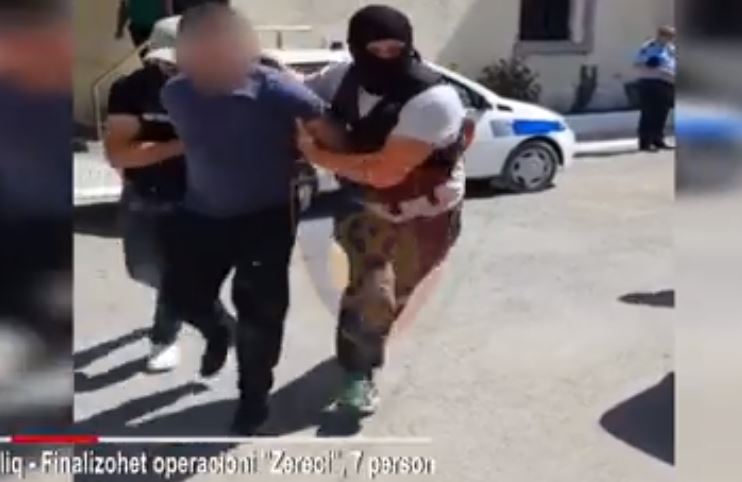 VIDEO/Shkatërrohet rrjeti kriminal i prostitucionit dhe trafikut të drogës, 7 të arrestuar në Maliq