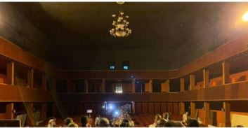 VIDEO/Artistët ia dalin të hyjnë brenda në godinë, Basha bashkë me ta: Krenar për forcën e qytetarëve