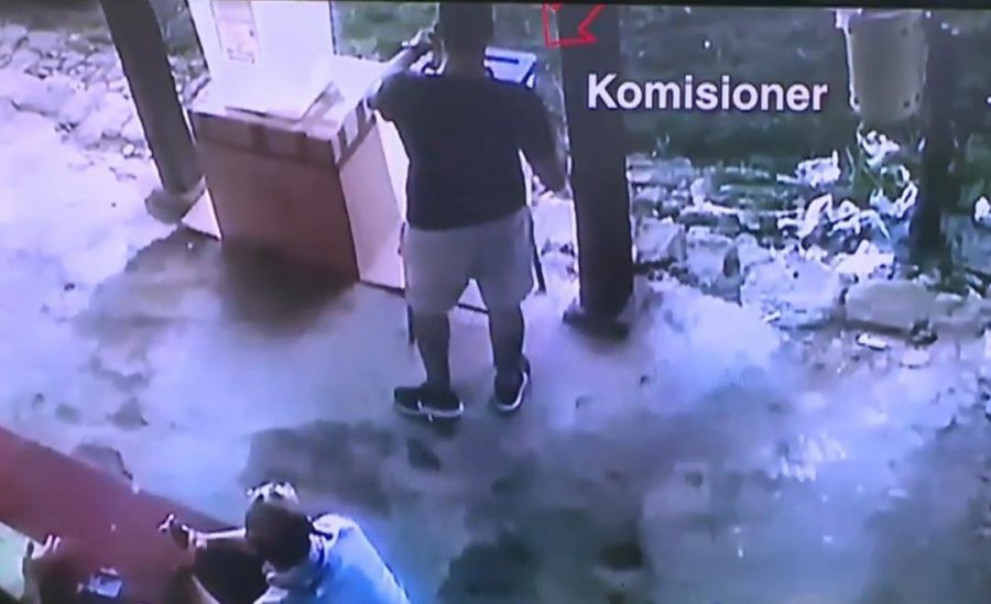 VIDEO/Publikohen të tjera fakte nga PD: Komisioneri i PS në Kavajë duke hedhur votat në kuti