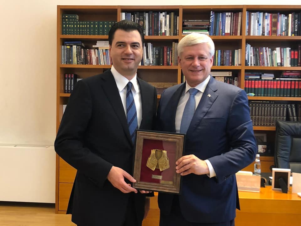 FOTO/Takimi i rëndësishëm në Tiranë, Basha me ish-kryeministrin e njohur