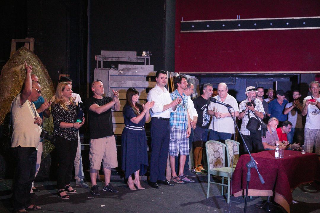 VIDEO/Firmoset kontrata mes artistëve dhe opozitës, çfarë përmban marrëveshja