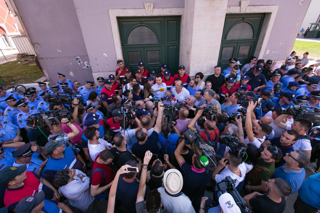 FOTO/Artistët lihen në terr brenda godinës, rezistenca e tyre vazhdon