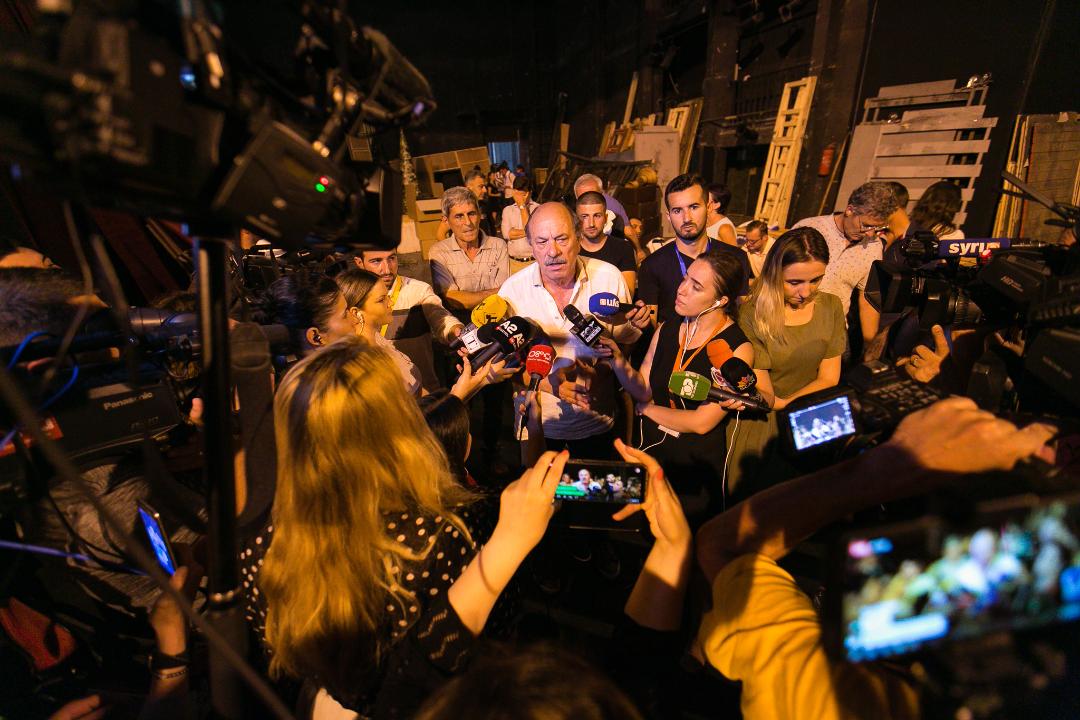 FOTO/Artistët lihen në terr brenda godinës, rezistenca e tyre vazhdon