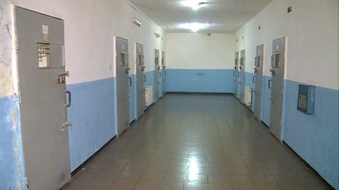 LETRA/Të paraburgosurit në burgun 302 hyjnë në grevë, tetë kërkesat e tyre: Nga dhuna, te ushqimi…